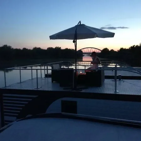 Tintero House Boat شقة *